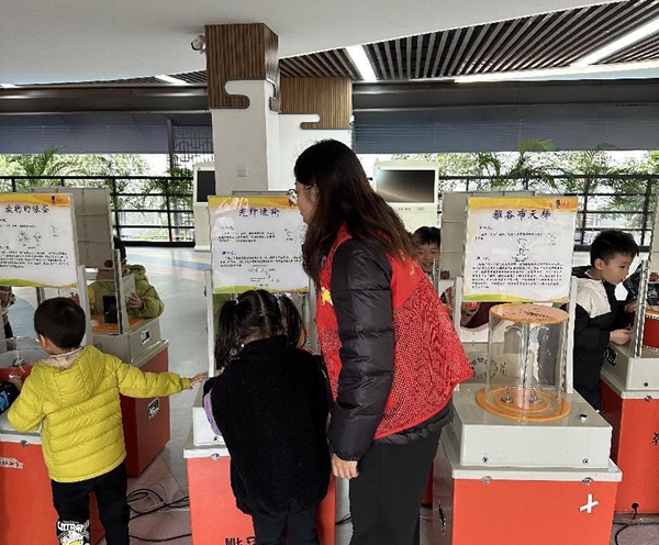 福州科技館科普大篷車走進鼓樓第二中心小學