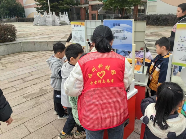科普大篷車走進高新區實驗小學