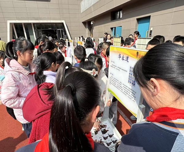 福州科技館科普大篷車走進閩江師范高等專科學校附屬實驗小學