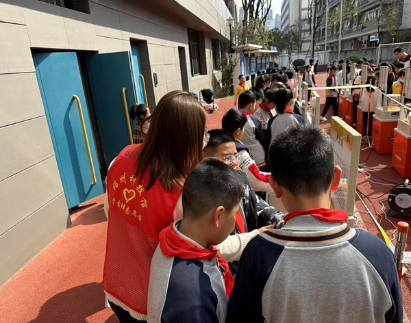 福州科技館科普大篷車走進閩江師范高等專科學校附屬實驗小學