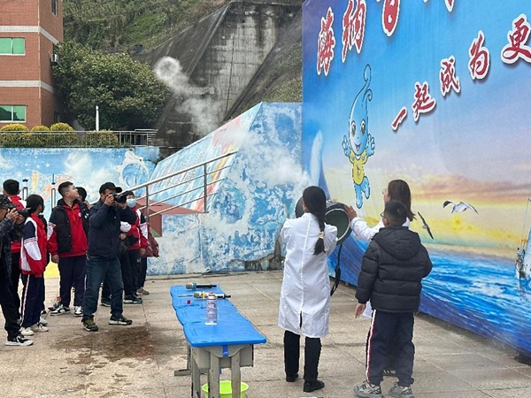 福州科技館科普大篷車走進苔菉中心小學