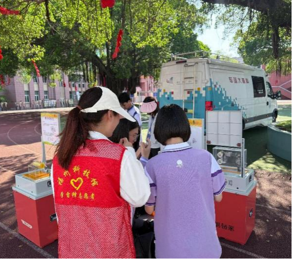 “創想未來 智慧青春”——福州科技館科普大篷車走進福清華僑中學