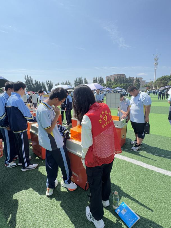 “科技大篷車進(jìn)校園，科藝雙馨潤童心”——福州科技館科普大篷車走進(jìn)福清德旺中學(xué)