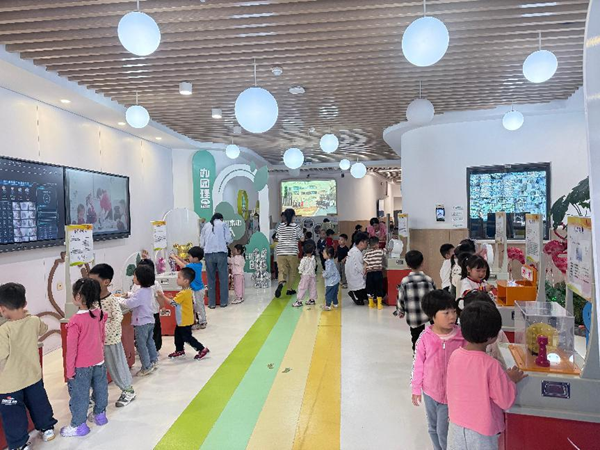 童趣解碼科學密語——福州市兒童學園迎來奇妙科普之旅