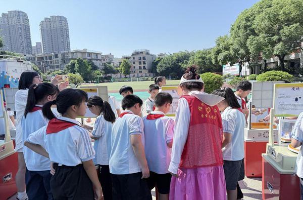 把科學裝進少年口袋——福州科技館科普大篷車“相約”倉山區教師進修附屬第二小學 把科學裝進少年口袋——福州科技館科普大篷車“相約”倉山區教師進修附屬第二小學