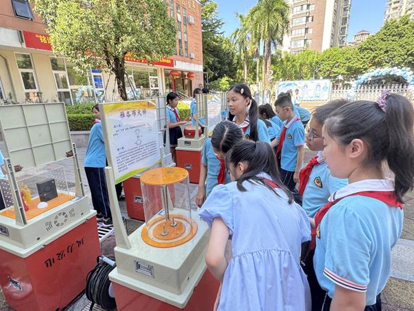 “科普啟航金港灣,探索逐夢新天地”—— 倉山區(qū)金港灣實驗學(xué)校與科學(xué)的奇妙邂逅 “科普啟航金港灣,探索逐夢新天地”—— 倉山區(qū)金港灣實驗學(xué)校與科學(xué)的奇妙邂逅