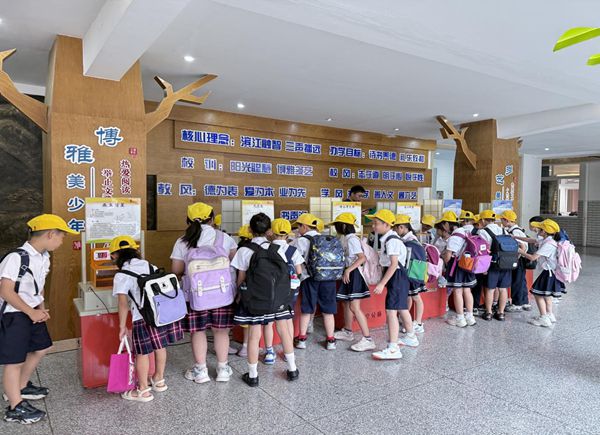 “趣”享科普秀,點(diǎn)亮科學(xué)夢——福清濱江小學(xué)開展科普月系列活動 “趣”享科普秀,點(diǎn)亮科學(xué)夢——福清濱江小學(xué)開展科普月系列活動