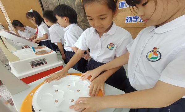 “趣”享科普秀,點(diǎn)亮科學(xué)夢——福清濱江小學(xué)開展科普月系列活動 “趣”享科普秀,點(diǎn)亮科學(xué)夢——福清濱江小學(xué)開展科普月系列活動