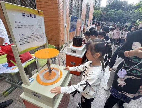 “追光科學(xué)家，驅(qū)動新征程”——福州市鼓山新區(qū)小學(xué)相約福州科技館共赴趣味科學(xué)之約