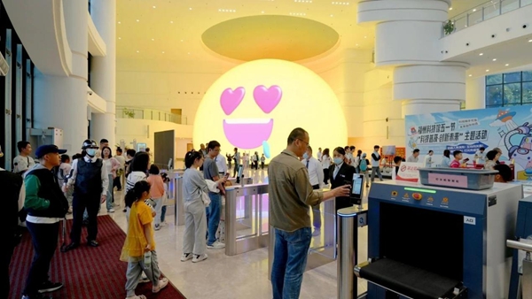 福州科技館“科技普及·創新未來”五一主題活動圓滿舉辦——互動體驗點燃科學熱情，光影盛宴點亮榕城之夜