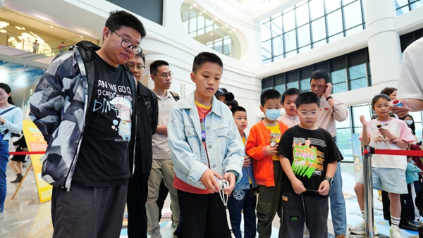 福州科技館“科技普及·創新未來”五一主題活動圓滿舉辦——互動體驗點燃科學熱情，光影盛宴點亮榕城之夜