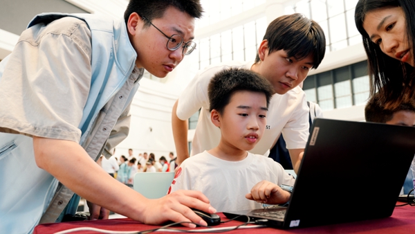 福州科技館“科技普及·創新未來”五一主題活動圓滿舉辦——互動體驗點燃科學熱情，光影盛宴點亮榕城之夜