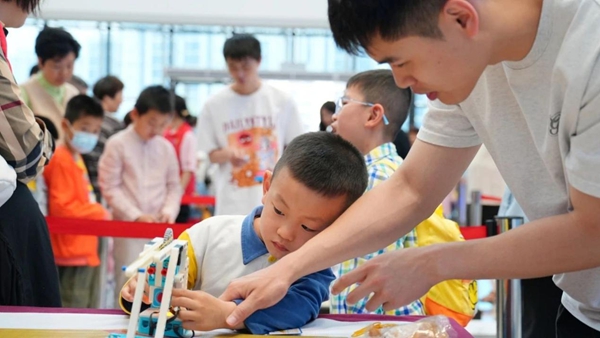 福州科技館“科技普及·創新未來”五一主題活動圓滿舉辦——互動體驗點燃科學熱情，光影盛宴點亮榕城之夜