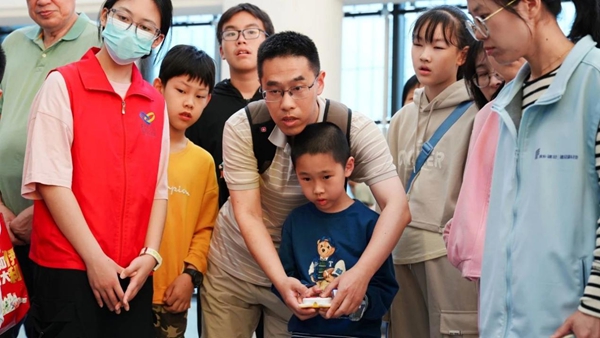 福州科技館“科技普及·創新未來”五一主題活動圓滿舉辦——互動體驗點燃科學熱情，光影盛宴點亮榕城之夜
