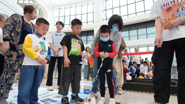 福州科技館“科技普及·創新未來”五一主題活動圓滿舉辦——互動體驗點燃科學熱情，光影盛宴點亮榕城之夜