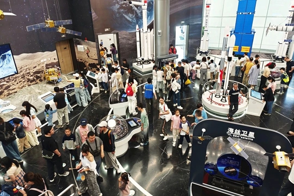 福州科技館“科技普及·創新未來”五一主題活動圓滿舉辦——互動體驗點燃科學熱情，光影盛宴點亮榕城之夜