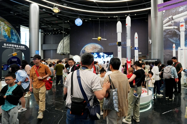 福州科技館“科技普及·創新未來”五一主題活動圓滿舉辦——互動體驗點燃科學熱情，光影盛宴點亮榕城之夜