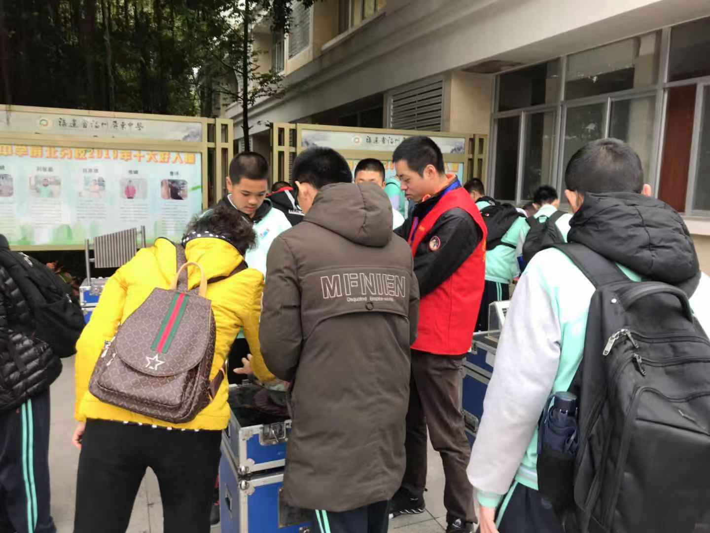 “科普進校園— —福州科技館送科普進日升中學、屏東中學和屏北分校”