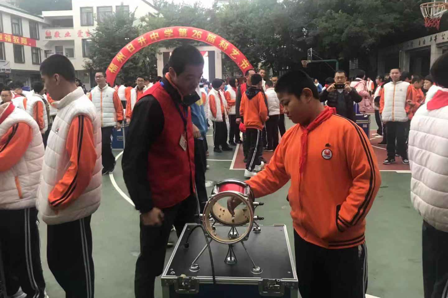 “科普進校園— —福州科技館送科普進日升中學、屏東中學和屏北分校”