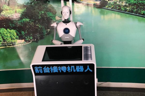 前臺接待機(jī)器人　　
