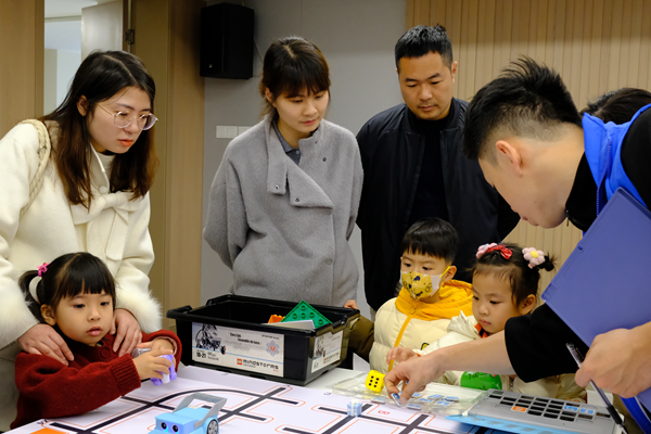 探秘科技，親子共融——80余組家庭在福州科技館開(kāi)啟奇妙科技之旅