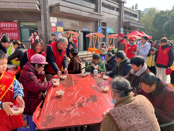 “拗九傳孝道 粥香滿宏山” 福州科技館聯合宏山社區開展近鄰黨建活動