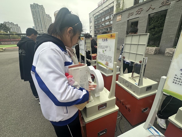科普大篷車走進鼓樓區教院附中