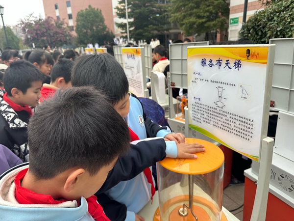 科普大篷車走進高新區實驗小學
