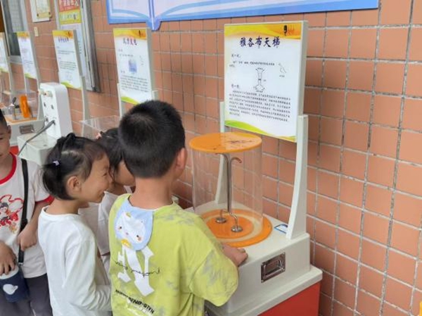 “探秘科學(xué)海洋，點(diǎn)亮岐小夢(mèng)想”——連江縣黃岐中心小學(xué)迎來(lái)奇妙科普之旅