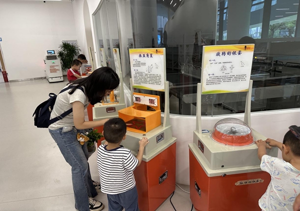 智啟童心，科潤書香——福州科技館科普大篷車走進福州市少兒圖書館