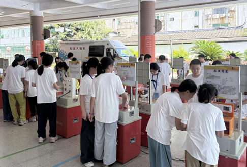 點燃暑期科學(xué)熱情——福州科技館科普大篷車攜跳舞機器人走進福州實驗小學(xué)