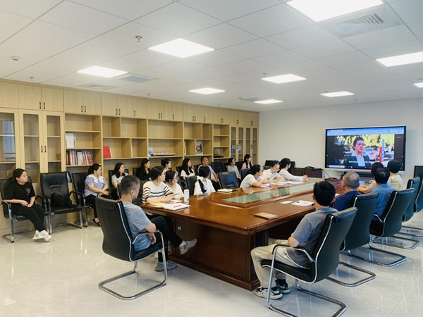 福州科技館組織觀看廉政教育警示片《1.1萬噸水泥背后的貓膩》