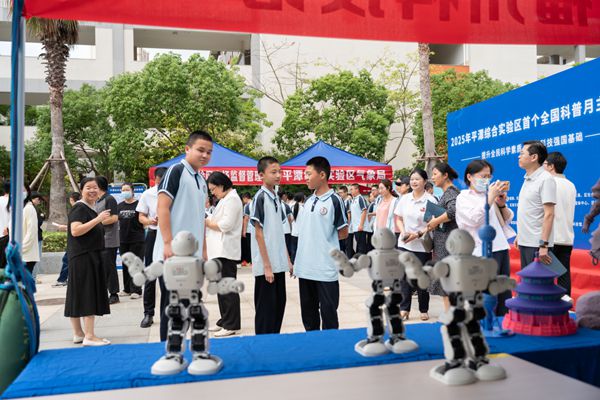 福州科技館科普大篷車開進(jìn)平潭師大附中——全國科普月主場活動啟動,點燃校園科學(xué)熱情