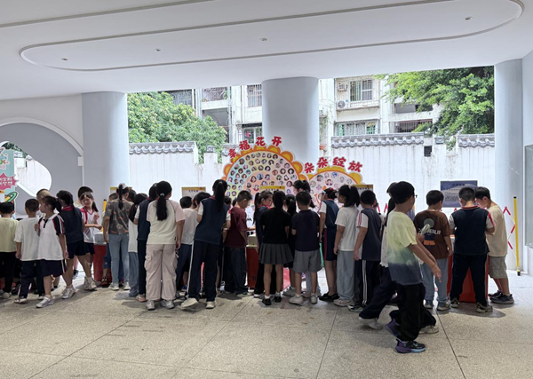 福州科技館科普大篷車駛?cè)雮}山一小,點燃“科技逐夢”主題月