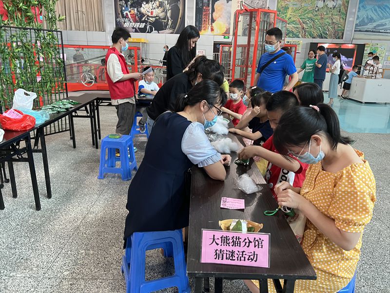 海峽（福州）大熊貓研究中心開(kāi)展 “攜手國(guó)寶，“粽”享端午”科普活動(dòng)