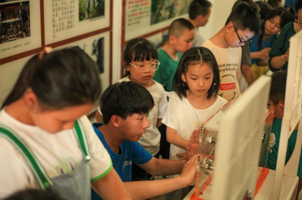 福州科技館聯(lián)合福州英華職業(yè)學院信息技術(shù)系“信火如炬”實踐隊開展“科普大蓬車進鄉(xiāng)村”暑期“三下鄉(xiāng)”社會實踐活動