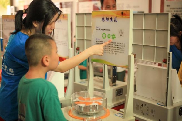 福州科技館聯(lián)合福州英華職業(yè)學院信息技術(shù)系“信火如炬”實踐隊開展“科普大蓬車進鄉(xiāng)村”暑期“三下鄉(xiāng)”社會實踐活動