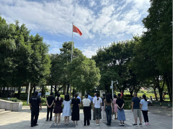福州科技館舉行慶祝新中國成立74周年“迎國慶升國旗”儀式