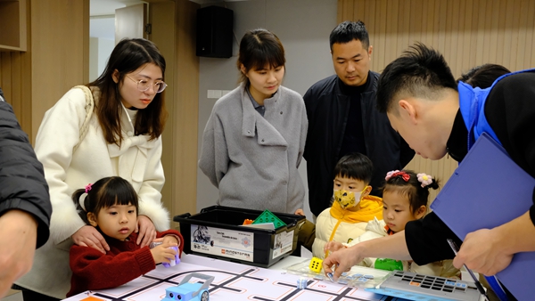 探秘科技，親子共融——80余組家庭在福州科技館開啟奇妙科技之旅