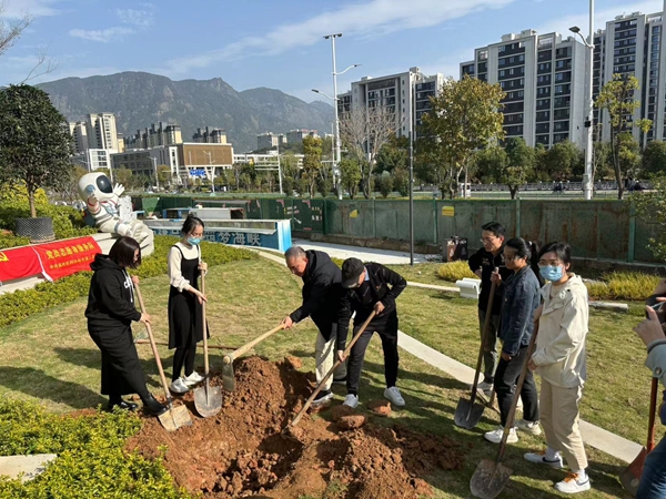 市科協(xié)機(jī)關(guān)二支部開展“黨建引領(lǐng)添新綠，科普為民促發(fā)展”植樹護(hù)綠活動(dòng)
