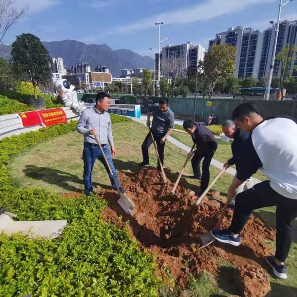 市科協(xié)機(jī)關(guān)二支部開展“黨建引領(lǐng)添新綠，科普為民促發(fā)展”植樹護(hù)綠活動(dòng)